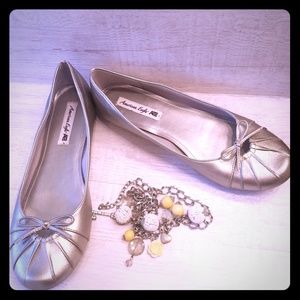 AMERICAN EAGLE SILVER FLAT LOAFER 8.5